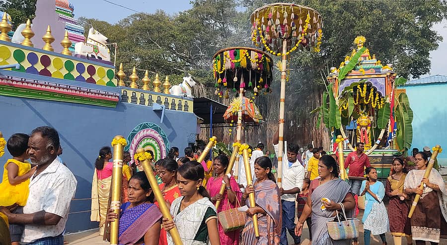 ಯಳಂದೂರು ತಾಲ್ಲೂಕಿನ ಕಂದಹಳ್ಳಿ ಮಹದೇಶ್ವರ ದೇವಾಲಯದಲ್ಲಿ ಶನಿವಾರ ದೀಪಾವಳಿ ರಥೋತ್ಸವದಲ್ಲಿ ಭಕ್ತರು ರಥ ಎಳೆದು ಸಂಭ್ರಮಿಸಿದರು.