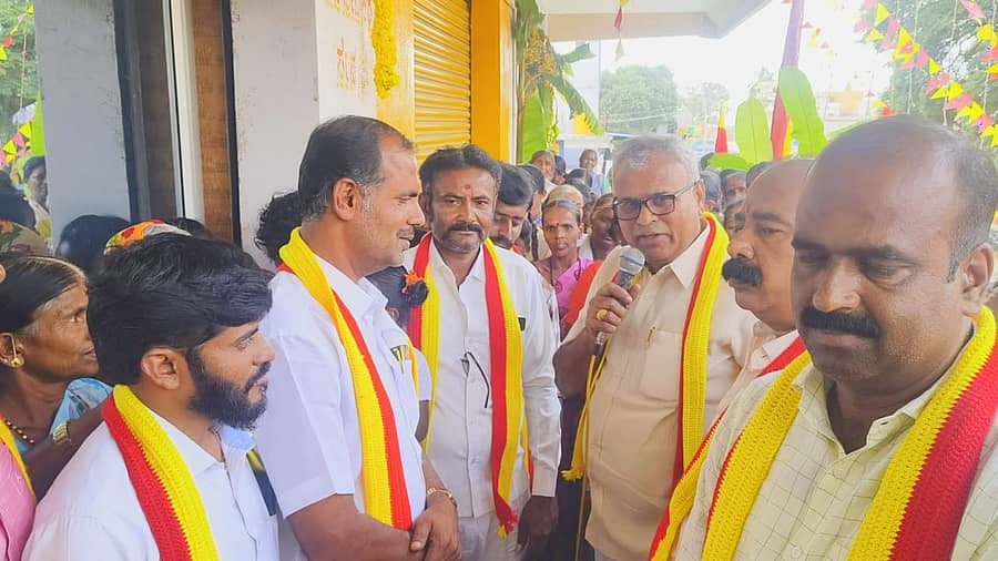 ಟೇಕಲ್ ಕರ್ನಾಟಕ ಜನಸೇವಕ ಸಂಘದಿಂದ ನಡೆದ ಕನ್ನಡ ರಾಜ್ಯೋತ್ಸವದಲ್ಲಿ ಶಾಸಕ ಕೆ.ವೈ. ನಂಜೇಗೌಡ ಭಾಗವಹಿಸಿದ್ದರು