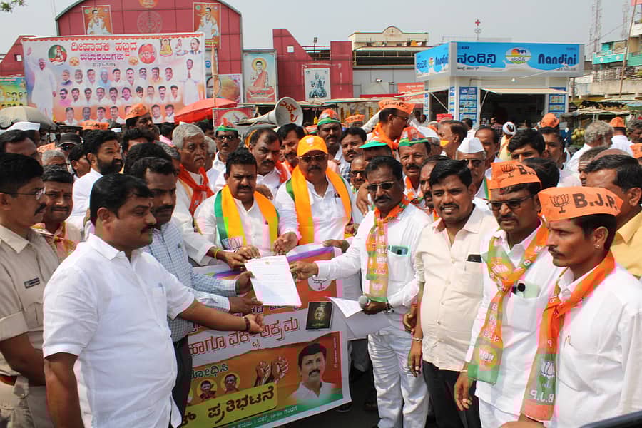 <div class="paragraphs"><p>ಆಳಂದ ಪಟ್ಟಣದಲ್ಲಿ ಹಮ್ಮಿಕೊಂಡಿದ್ದ ವಕ್ಫ್ ವಿರುದ್ಧದ ಹೋರಾಟದಲ್ಲಿ ರಾಜ್ಯಪಾಲರಿಗೆ ಬರೆದ ಮನವಿಪತ್ರವನ್ನು&nbsp;ತಹಶೀಲ್ದಾರ್‌ ಅಣ್ಣಾರಾವ ಪಾಟೀಲ ಅವರಿಗೆ ಸಲ್ಲಿಸಲಾಯಿತು. </p></div>
