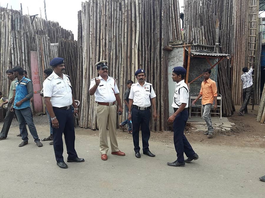 <div class="paragraphs"><p>ಕಲಬುರಗಿ ನಗರದ ಬಂಬೂ ಜಬಾರ್ ಬಳಿ ಸಂಚಾರ ಪೊಲೀಸರೊಂದಿಗೆ ಟ್ರಾಫಿಕ್ ಕ್ಲಿಯರ್ ಮಾಡುತ್ತಿರುವ ಟ್ರಾಫಿಕ್ ವಾರ್ಡನ್</p></div>