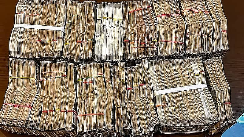 <div class="paragraphs"><p>ವ್ಯಾನ್ನಲ್ಲಿ ಸಾಗಿಸುತ್ತಿದ್ದ ನಗದನ್ನು ಅಧಿಕಾರಿಗಳು ವಶಪಡಿಸಿಕೊಂಡಿದ್ದಾರೆ</p></div>