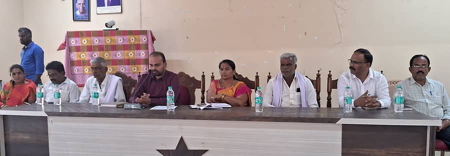 ಕನಕ ಜಯಂತಿ ಆಚರಣೆಯ ಅಂಗವಾಗಿ ಮಳವಳ್ಳಿಯಲ್ಲಿ ನಡೆದ ಪೂರ್ವಭಾವಿ ಸಭೆಯಲ್ಲಿ ಪ್ರಭಾರ ತಹಶೀಲ್ದಾರ್ ಬಿ.ವಿ.ಕುಮಾರ್ ಮಾತನಾಡಿದರು. ಪದ್ಮಾ, ಬಂಕ್ ಮಹದೇವು, ಚಿಕ್ಕಲಿಂಗಯ್ಯ, ನಾಗರಾಜು, ಬಿ.ಪುಟ್ಟಬಸವಯ್ಯ, ಎಚ್.ವಿ.ನಿಂಗರಾಜು ಭಾಗವಹಿಸಿದ್ದರು