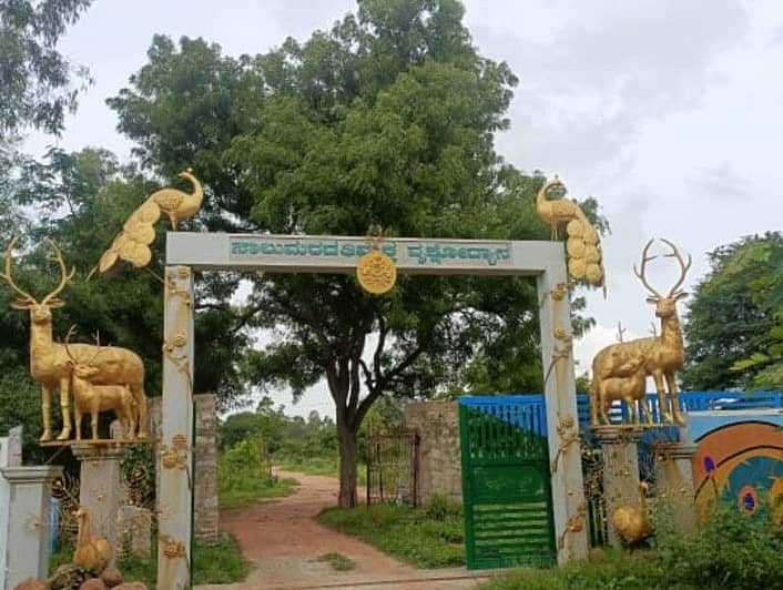 ಮಾಲೂರು ತಾಲ್ಲೂಕಿನ ಕೂರಂಡಹಳ್ಳಿ ಅರಣ್ಯದಲ್ಲಿ ವೃಕ್ಷಮಾತೆ ಸಾಲುಮರದ ತಿಮ್ಮಕ್ಕನ ಹೆಸರಲ್ಲಿ ನಿರ್ಮಾಣ ಮಾಡಿರುವ ಅರಣ್ಯ ಪಾರ್ಕಿನ ಸ್ವಾಗತದ್ವಾರ