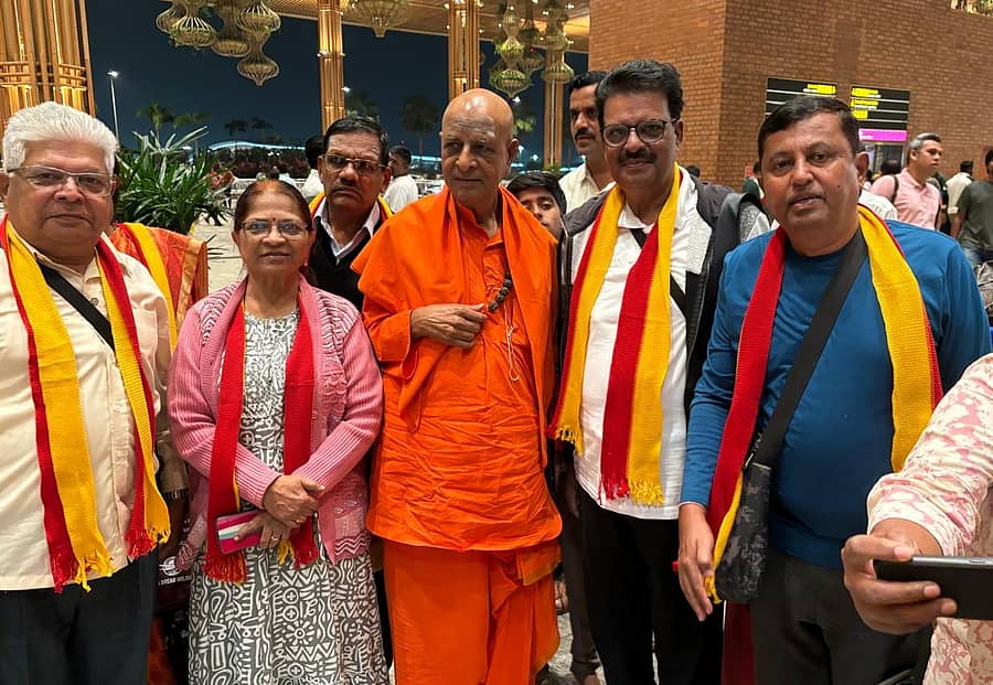 ‘ಭಾರತ ವಚನ ಸಂಸ್ಕೃತಿ ಯಾತ್ರೆ’ಯಲ್ಲಿ ಪಾಲ್ಗೊಳ್ಳಲು ಬೆಳಗಾವಿ ಜಿಲ್ಲೆಯ ಜಾಗತಿಕ ಲಿಂಗಾಯತ ಮಹಾಸಭಾದ ತಂಡ ಸಾಣೇಹಳ್ಳಿ ಮಠದ ಪಂಡಿತಾರಾಧ್ಯ ಶಿವಾಚಾರ್ಯ ಸ್ವಾಮೀಜಿ ನೇತೃತ್ವದಲ್ಲಿ ಭಾನುವಾರ ತೆರಳಿತು