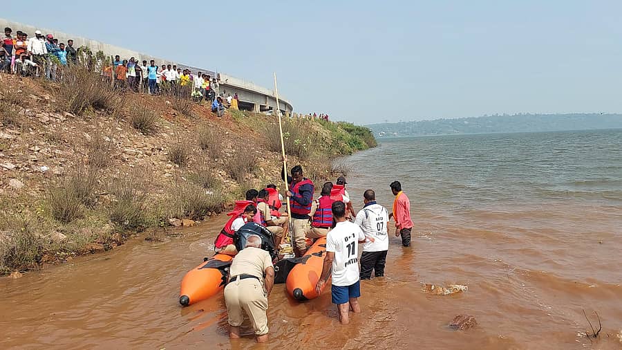 <div class="paragraphs"><p>ಮೀನು ಹಿಡಿಯಲು ಹೋಗಿದ್ದ ತಂದೆ ಮತ್ತು ಇಬ್ಬರು ಮಕ್ಕಳು ನೀರುಪಾಲಾಗಿದ್ದು, ಸೋಮವಾರ ಬೆಳಿಗ್ಗೆಯಿಂದ ಅವರ ಮೃತದೇಹದ ಹುಡುಕಾಟ ನಡೆದಿದೆ.</p></div>