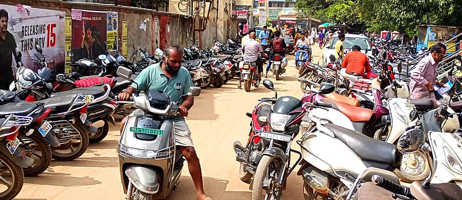 ವಿಜಯಪುರ ಕೆನರಾ ಬ್ಯಾಂಕ್ ಮುಂಭಾಗದ ರಸ್ತೆಯಲ್ಲಿ ಅಡ್ಡಾದಿಡ್ಡಿಯಾಗಿ ದ್ವಿಚಕ್ರ ವಾಹನಗಳನ್ನು ನಿಲ್ಲಿಸಿರುವುದು