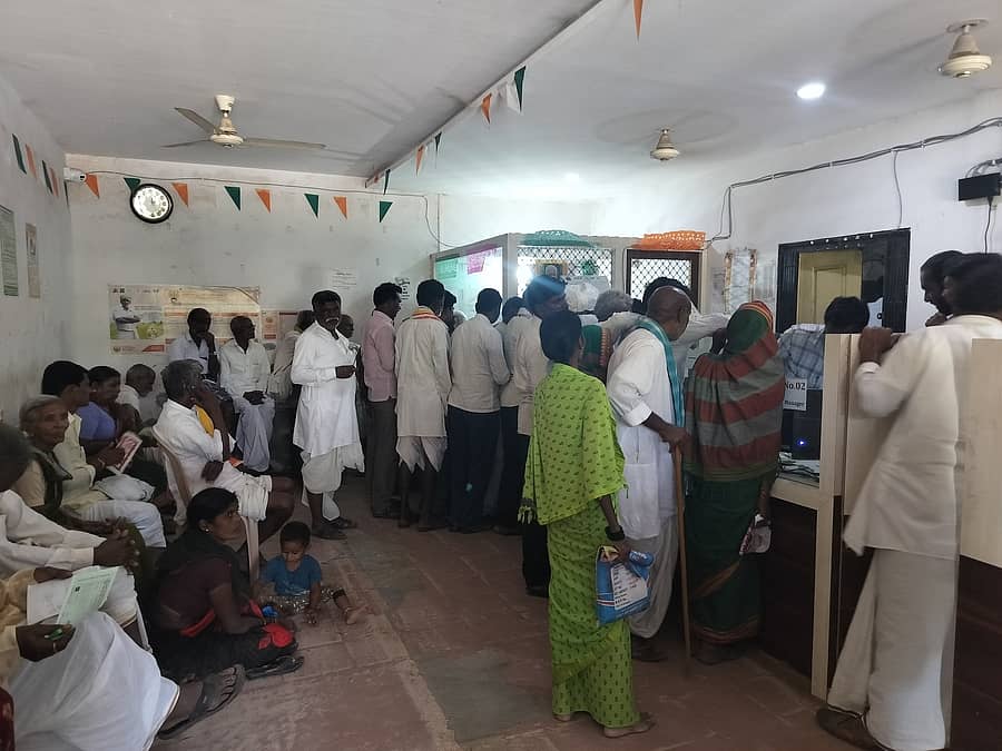 ಸುರಪುರದ ಜಿಲ್ಲಾ ಕೇಂದ್ರ ಸಹಕಾರ ಬ್ಯಾಂಕಿನಲ್ಲಿ ಗ್ರಾಹಕರ ನೂಕು ನುಗ್ಗಲು
