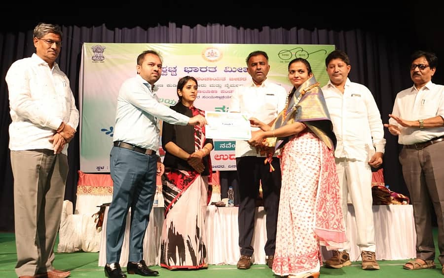 ವಿಶ್ವ ಶೌಚಾಲಯ ದಿನಾಚರಣೆ ಅಂಗವಾಗಿ ಬೀದರ್ನಲ್ಲಿ ಮಂಗಳವಾರ ಏರ್ಪಡಿಸಿದ್ದ ಕಾರ್ಯಕ್ರಮದಲ್ಲಿ ಸ್ವಚ್ಛತೆಗಾಗಿ ಉತ್ತಮ ಸೇವೆ ಸಲ್ಲಿಸಿದವರಿಗೆ ಶಾಸಕ ಡಾ. ಶೈಲೇಂದ್ರ ಕೆ. ಬೆಲ್ದಾಳೆ, ಜಿಲ್ಲಾಧಿಕಾರಿ ಶಿಲ್ಪಾ ಶರ್ಮಾ, ಜಿಪಂ ಸಿಇಒ ಡಾ. ಗಿರೀಶ ಬದೋಲೆ ಅವರು ಗೌರವಿಸಿ ಪ್ರಮಾಣ ಪತ್ರ ವಿತರಿಸಿದರು