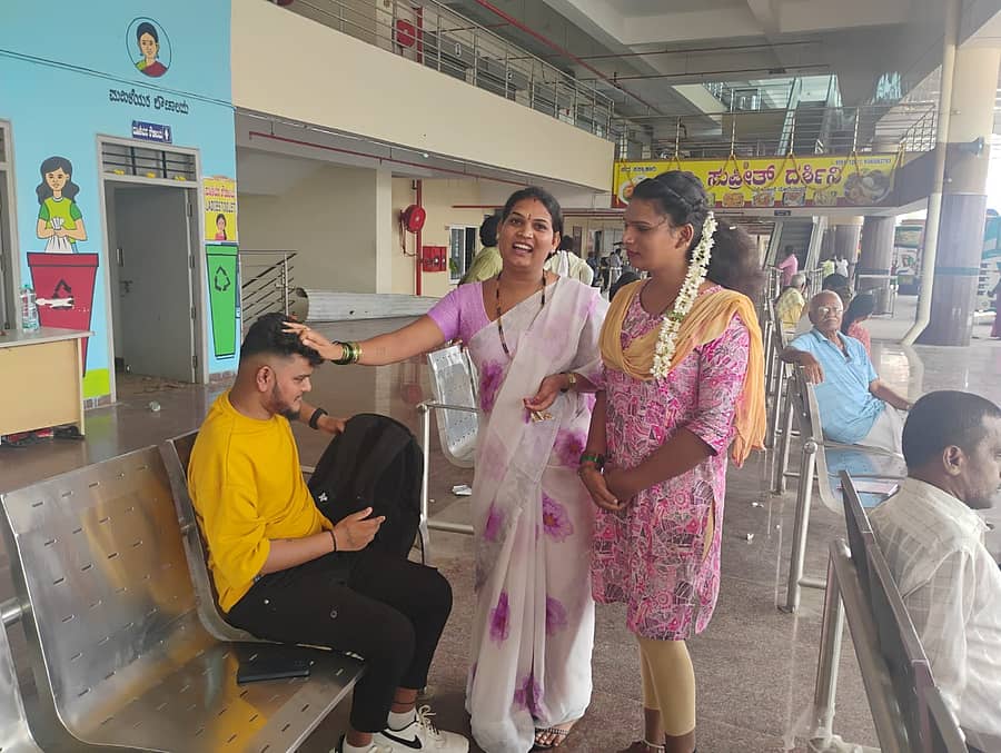 ದಾವಣಗೆರೆಯ ಶಾಮನೂರು ಶಿವಶಂಕರಪ್ಪ ಖಾಸಗಿ ಬಸ್‌ ನಿಲ್ದಾಣದಲ್ಲಿ ಲಿಂಗತ್ವ ಅಲ್ಪಸಂಖ್ಯಾತರು ಭಿಕ್ಷಾಟನೆಯಲ್ಲಿ ತೊಡಗಿರುವುದು