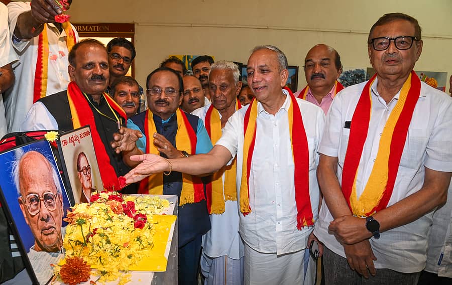 ದೇ.ಜವರೇಗೌಡ ಮತ್ತು ಸಿದ್ದಯ್ಯ ಪುರಾಣಿಕ ಅವರ ಭಾವಚಿತ್ರಕ್ಕೆ ಕಲ್ಲೂರು ಮೇಘರಾಜ, ಸಿ. ಸೋಮಶೇಖರ್, ಬಿ. ಸ್ವಾಮಿರಾವ್, ಮಹಿಮ ಪಟೇಲ್, ಕಲ್ಲನ್‌, ಬಿ. ಆರ್. ಜಯಂತ್ ಪುಷ್ಪ ನಮನ ಸಲ್ಲಿಸಿದರು
ಪ್ರಜಾವಾಣಿ ಚಿತ್ರ