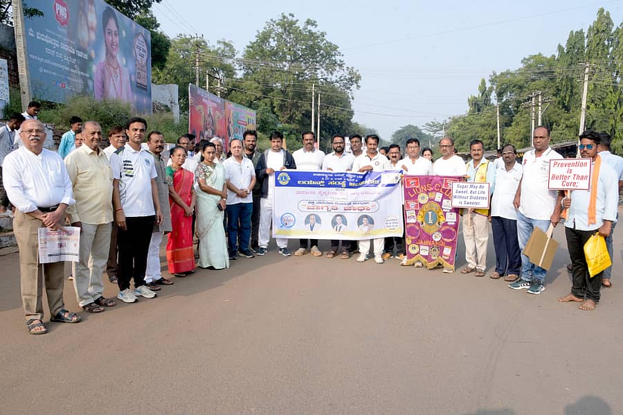 ಜಮಖಂಡಿಯ ಬಸವ ಭವನದಲ್ಲಿ ವಿಶ್ವ ಮಧುಮೇಹ ದಿನಾಚರಣೆ ಅಂಗವಾಗಿ ಮಂಗಳವಾರ ಏರ್ಪಡಿಸಿದ್ದ ಜಾಗೃತಿ ಜಾಥಾಕ್ಕೆ ಉಪವಿಭಾಗಾಧಿಕಾರಿ ಶ್ವೇತಾ ಬೀಡಿಕರ ಚಾಲನೆ ನೀಡಿದರು