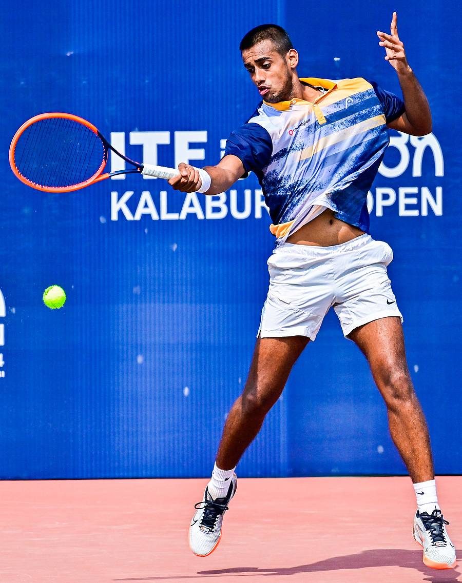 ಭಾರತದ ಕರಣ್‌ ಸಿಂಗ್‌ ಆಟದ ವೈಖರಿ ಪ್ರಜಾವಾಣಿ ಚಿತ್ರ: ತಾಜುದ್ದೀನ್ ಆಜಾದ್