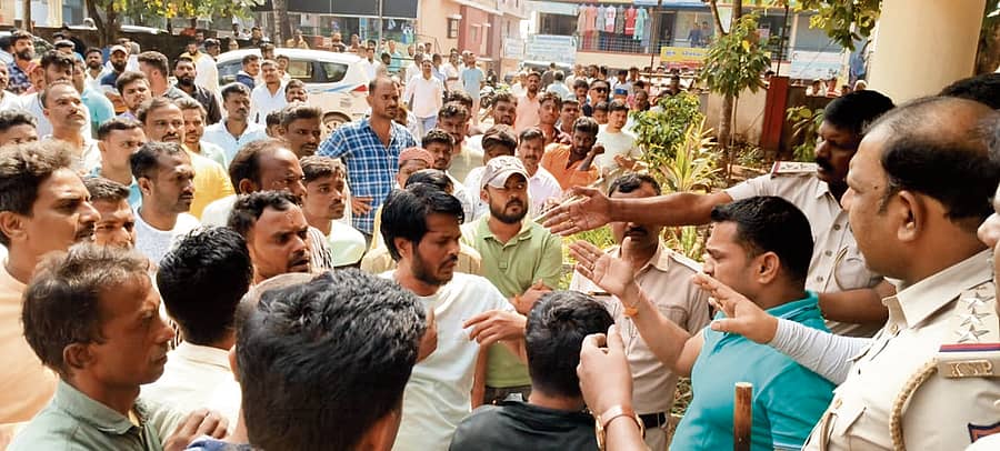 ಮುಂಡಗೋಡ ಪೊಲೀಸ್‌ ಠಾಣೆಯಲ್ಲಿ ಸಾರ್ವಜನಿಕರು ಜಮಾವಣೆಗೊಂಡು ಲಿಂಗತ್ವ ಅಲ್ಪಸಂಖ್ಯಾತರ ಮೇಲೆ ಕಠಿಣ ಕ್ರಮ ಕೈಗೊಳ್ಳುವಂತೆ ಒತ್ತಾಯಿಸಿದರು