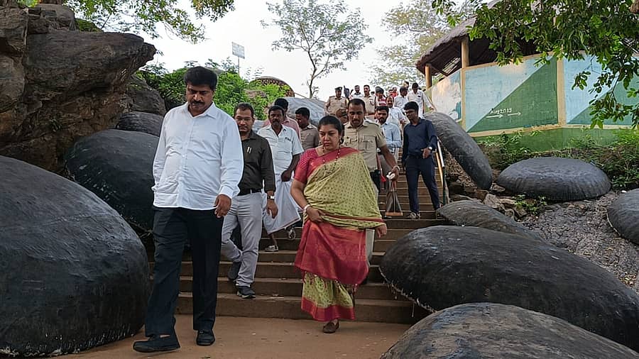 ಹೊಗೇನಕಲ್‌ ಜಲಪಾತವನ್ನು ಶಾಸಕ ಎಂ.ಆರ್. ಮಂಜುನಾಥ್ ಹಾಗೂ ಜಿಲ್ಲಾಧಿಕಾರಿ ಶಿಲ್ಪನಾಗ್ ವೀಕ್ಷಣೆ ಮಾಡಿದರು 