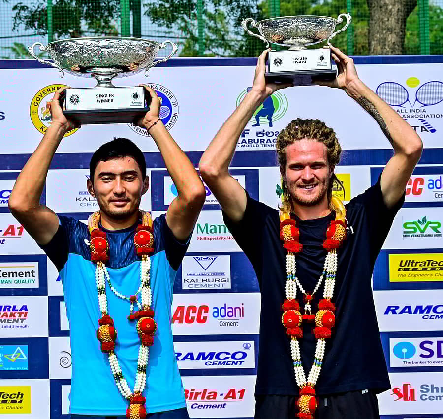 <div class="paragraphs"><p>ಉಜ್ಬೇಕಿಸ್ತಾನದ ಖುಮೋಯುನ್ ಸುಲ್ತಾನೋವ್ ಮತ್ತು ರಷ್ಯಾದ ಬಾಗ್ದಾನ್ ಬಾಬ್ರೋವ್ ಪ್ರಶಸ್ತಿಯೊಂದಿಗೆ ಸಂಭ್ರಮಿಸಿದರು </p></div>