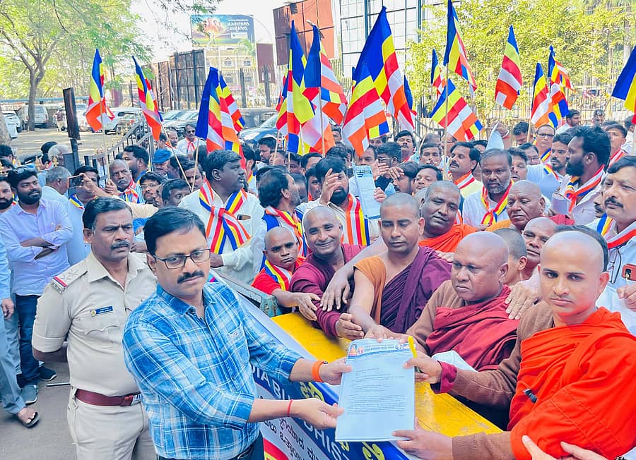 ಬೌದ್ಧ ಧರ್ಮದ ಗುರುಗಳು ಬೀದರ್‌ನಲ್ಲಿ ಮಂಗಳವಾರ ಹೆಚ್ಚುವರಿ ಜಿಲ್ಲಾಧಿಕಾರಿ ಶಿವಕುಮಾರ ಶೀಲವಂತ ಅವರಿಗೆ ಮನವಿ ಪತ್ರ ಸಲ್ಲಿಸಿದರು