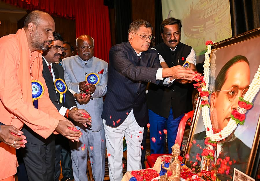 <div class="paragraphs"><p>ಜ್ಞಾನಪ್ರಕಾಶ ಸ್ವಾಮೀಜಿ, ನ್ಯಾಯಮೂರ್ತಿ ಕೆ. ಸೋಮಶೇಖರ್, ಎಂ. ಮುನಿಯಪ್ಪ,&nbsp; ನ್ಯಾಯಮೂರ್ತಿ ಕೃಷ್ಣ ಎನ್. ದೀಕ್ಷಿತ್ ಮತ್ತು ಎಸ್. ಎ. ಅಹಮದ್ ಅವರು ಡಾ. ಬಿ. ಆರ್. ಅಂಬೇಡ್ಕರ್ ರವರ ಭಾವಚಿತ್ರಕ್ಕೆ ಪುಷ್ಪ ನಮನ ಸಲ್ಲಿಸಿ, ಕರ್ನಾಟಕ ರಾಜ್ಯ ಪರಿಶಿಷ್ಟ ಜಾತಿ– ಪರಿಶಿಷ್ಟ ಪಂಗಡ ವಕೀಲರ ಸಂಘವನ್ನು ಉದ್ಘಾಟಿಸಿದರು</p></div>