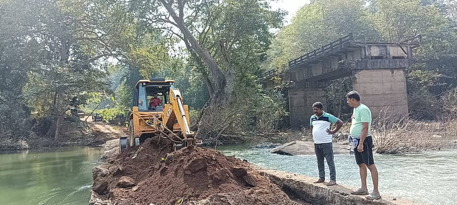 ಯಲ್ಲಾಪುರ ತಾಲ್ಲೂಕು ಗುಳ್ಳಾಪುರದಲ್ಲಿ ಗಂಗಾವಳಿ ನದಿಗೆ ಮಣ್ಣು ತುಂಬಿ ತಾತ್ಕಾಲಿಕ ಮಣ್ಣಿನ ರಸ್ತೆ ನಿರ್ಮಾಣ ಕಾರ್ಯ ನಡೆಯಿತು