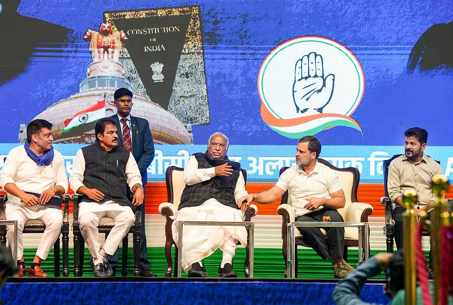 <div class="paragraphs"><p>ನವದೆಹಲಿಯಲ್ಲಿ ಮಂಗಳವಾರ ನಡೆದ ‘ಸಂವಿಧಾನ ರಕ್ಷಕ ಅಭಿಯಾನ’ ಕಾರ್ಯಕ್ರಮದಲ್ಲಿ ಕಾಂಗ್ರೆಸ್ ಮಲ್ಲಿಕಾರ್ಜುನ ಖರ್ಗೆ, ಲೋಕಸಭೆ ವಿರೋಧ ಪಕ್ಷದ ನಾಯಕ ರಾಹುಲ್ ಗಾಂಧಿ, ಪಕ್ಷದ ನಾಯಕರಾದ ಕೆ.ಸಿ. ವೇಣುಗೋಪಾಲ್, ತೆಲಂಗಾಣ ಮುಖ್ಯಮಂತ್ರಿ ರೇವಂತ್ ರೆಡ್ಡಿ ಪಾಲ್ಗೊಂಡಿದ್ದರು</p></div>
