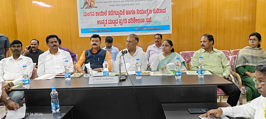 ಸಾಗರದಲ್ಲಿ ಮಂಗನ ಕಾಯಿಲೆ ತಡೆಗಟ್ಟುವಿಕೆ ಹಾಗೂ ನಿಯಂತ್ರಣ ಕುರಿತ ಪ್ರಗತಿ ಪರಿಶೀಲನಾ ಸಭೆ ಮಂಗಳವಾರ ಆರೋಗ್ಯ ಸಚಿವ ದಿನೇಶ್ ಗುಂಡೂರಾವ್ ಅಧ್ಯಕ್ಷತೆಯಲ್ಲಿ ನಡೆಯಿತು.