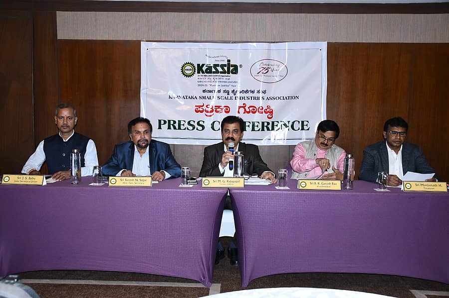 ಬೆಂಗಳೂರಿನಲ್ಲಿ ಬುಧವಾರ ನಡೆದ ಸುದ್ದಿಗೋಷ್ಠಿಯಲ್ಲಿ ಕಾಸಿಯಾ  ಅಧ್ಯಕ್ಷ ಎಂ.ಜಿ. ರಾಜಗೋಪಾಲ್‌ ಮಾತನಾಡಿದರು. ಜಂಟಿ ಕಾರ್ಯದರ್ಶಿ ಜೆ.ಎಸ್. ಬಾಬು, ಗೌರವ ಪ್ರಧಾನ ಕಾರ್ಯದರ್ಶಿ ಸುರೇಶ್ ಎನ್. ಸಾಗರ್, ಉಪಾಧ್ಯಕ್ಷ ಬಿ.ಆರ್. ಗಣೇಶ್ ರಾವ್ ಮತ್ತು ಖಜಾಂಚಿ ಎಚ್. ಮಂಜುನಾಥ್ ಇದ್ದರು