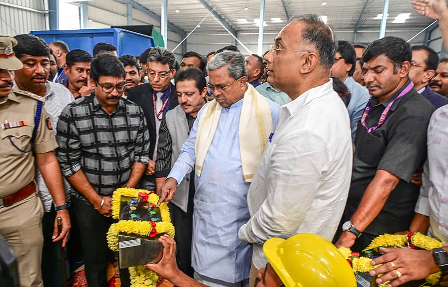 <div class="paragraphs"><p>ಮುಖ್ಯಮಂತ್ರಿ ಸಿದ್ದರಾಮಯ್ಯ ಅವರು ಬಿನ್ನಿಮಿಲ್ ರಸ್ತೆಯಲ್ಲಿರುವ ಘನತ್ಯಾಜ್ಯದ ದ್ವಿತೀಯ ಹಂತದ ವರ್ಗಾವಣೆ ಘಟಕಕ್ಕೆ ಗುರುವಾರ ಚಾಲನೆ ನೀಡಿದರು. ಬಿಬಿಎಂಪಿ ಆಯುಕ್ತ ತುಷಾರ್ ಗಿರಿನಾಥ್, ವಸತಿ ಸಚಿವ ಜಮೀರ್ ಅಹಮದ್ ಖಾನ್, ಆರೋಗ್ಯ ಸಚಿವ ದಿನೇಶ್ ಗುಂಡೂರಾವ್ ಉಪಸ್ಥಿತರಿದ್ದರು</p></div>