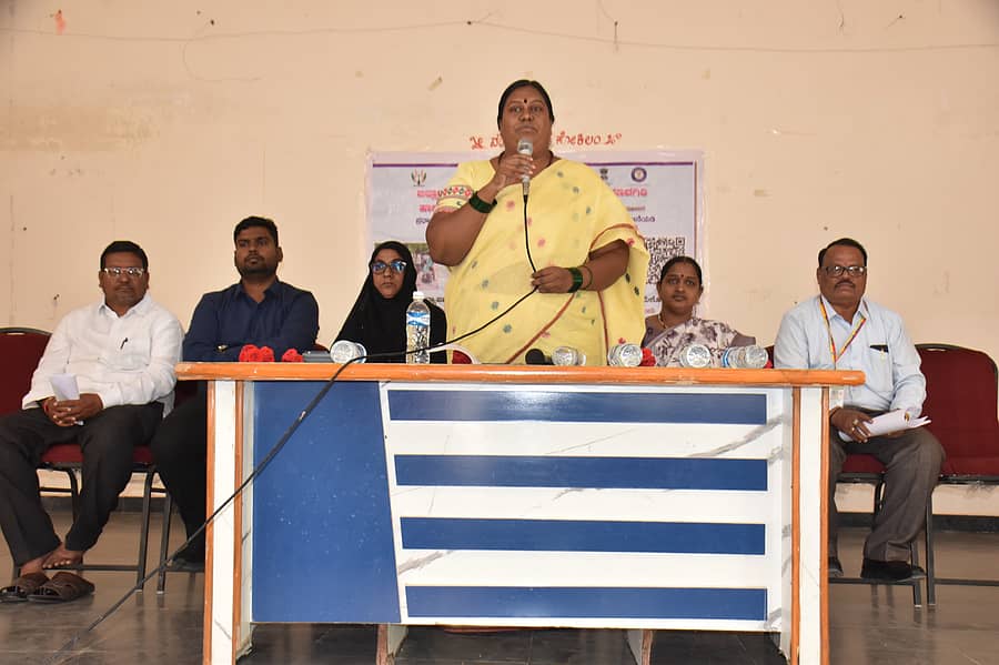 ಯಾದಗಿರಿ ನಗರದ ವಾಲ್ಮೀಕಿ ಭವನದ ಸಭಾಂಗಣದಲ್ಲಿ ಬೀದಿ ವ್ಯಾಪಾರಸ್ಥರಿಗೆ ಅರಿವು ಜಾಗೃತಿ ಮೂಡಿಸುವ ಕಾರ್ಯಕ್ರಮದಲ್ಲಿ ನಗರಸಭೆ ಅಧ್ಯಕ್ಷೆ ಲಲಿತಾ ಅನಪುರ ಮಾತನಾಡಿದರು