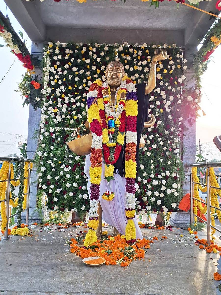 ಹುಳಿಯಾರು ಪಟ್ಟಣದ ಕನಕ ವೃತ್ತದಲ್ಲಿ ಅನಾವರಣಗೊಂಡ ಕನಕದಾಸರ ಕಂಚಿನ ಪುತ್ಥಳಿ