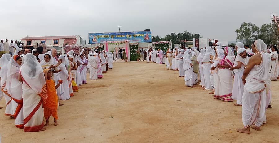 ಜೈನಮುನಿಗಳ ಆಹಾರ ಚೌಕಕ್ಕೆ ಜೈನ ಮುನಿಗಳನ್ನು ಶಾಸ್ತ್ರೋಕ್ತ ವಿಧಾನದೊಂದಿಗೆ ಆಹ್ವಾನಿಸಲು ಸಿದ್ಧರಾಗಿದ್ದ ಜೈನ ಶ್ರಾವಕ ಶ್ರಾವಕಿಯರು