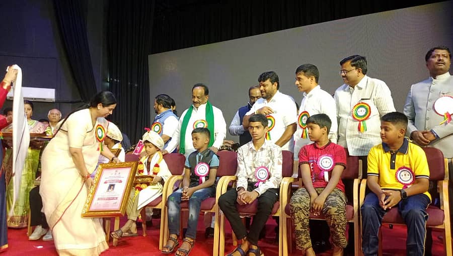 ಕಾರ್ಗಲ್ ಸಮೀಪದ ಆರೋಡಿ ಕುಗ್ರಾಮದ ಪುಟಾಣಿ ಪೋರರಿಗೆ ಬೆಂಗಳೂರಿನಲ್ಲಿ ನಡೆದ ಮಕ್ಕಳ ದಿನಾಚರಣೆ ಕಾರ್ಯಕ್ರಮದಲ್ಲಿ ಶುಕ್ರವಾರ ಸಚಿವೆ ಲಕ್ಷ್ಮೀ ಹೆಬ್ಬಾಳಕರ್ ಶೌರ್ಯ ಪ್ರಶಸ್ತಿ ಪ್ರಧಾನ ಮಾಡಿದರು 