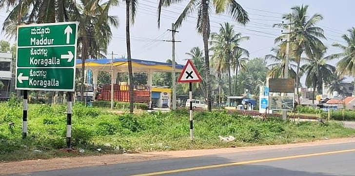 ಮಳವಳ್ಳಿ ತಾಲ್ಲೂಕಿನ ‘ಕೋರೆಗಾಲ’ ಗ್ರಾಮದ ಹೆಸರನ್ನು ‘ಕೊರಗಲ್ಲ’ ಎಂದು ಅಳವಡಿಸಿರುವುದು ಹಾಗೂ ಎರಡು ದಿಕ್ಕುಗಳಿಗೂ ಮಾರ್ಗಸೂಚಿ ಹಾಕಲಾಗಿದೆ