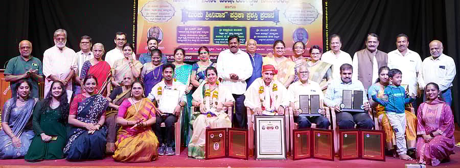 ಧಾರವಾಡದ ಪಾಟೀಲ್ ಪುಟ್ಟಪ್ಪ ಸಭಾಂಗಣದಲ್ಲಿ ಭಾನುವಾರ ನಡೆದ ಸಾಕಾರದ 12ನೇ ವಾರ್ಷಿಕೋತ್ಸವದಲ್ಲಿ ಪತ್ರಕರ್ತರಾದ ರಾಜೀವ ಕಿದಿಯೂರು ಮತ್ತು ಎಸ್.ಗಿರಿಜಾ ಶಂಕರ ಅವರಿಗೆ ಮಿಂಚು ಶ್ರೀನಿವಾಸ ಪ್ರಶಸ್ತಿ ಪ್ರದಾನ ಮಾಡಲಾಯಿತು