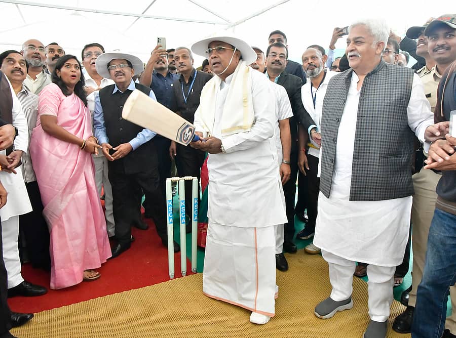 ತುಮಕೂರು ತಾಲ್ಲೂಕಿನ ಪಿ.ಗೊಲ್ಲಹಳ್ಳಿ ಸಮೀಪ ಸೋಮವಾರ ಅಂತರರಾಷ್ಟ್ರೀಯ ಕ್ರಿಕೆಟ್‌ ಕ್ರೀಡಾಂಗಣಕ್ಕೆ ಶಂಕುಸ್ಥಾಪನೆ ನೆರವೇರಿಸಿದ ನಂತರ ಮುಖ್ಯಮಂತ್ರಿ ಸಿದ್ದರಾಮಯ್ಯ ಬ್ಯಾಟ್‌ ಬೀಸಿದರು. ಜಿಲ್ಲಾ ಉಸ್ತುವಾರಿ ಸಚಿವ ಜಿ.ಪರಮೇಶ್ವರ, ಸಹಕಾರ ಸಚಿವ ಕೆ.ಎನ್‌.ರಾಜಣ್ಣ, ಜಿಲ್ಲಾಧಿಕಾರಿ ಶುಭ ಕಲ್ಯಾಣ್‌, ಪ್ರಕಾಶ್‌ ರಾಠೋಡ್‌ ಮೊದಲಾದವರು ಪಾಲ್ಗೊಂಡಿದ್ದರು