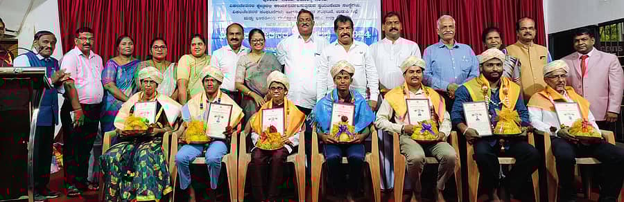 ವಿಶ್ವ ಅಂಗವಿಕಲರ ದಿನಾಚರಣೆ ಕಾರ್ಯಕ್ರಮದಲ್ಲಿ ಸಾಧಕರನ್ನು ಸನ್ಮಾನಿಸಲಾಯಿತು