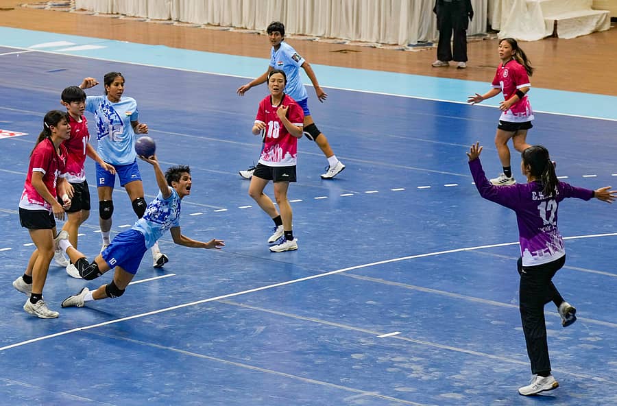 <div class="paragraphs"><p>ಏಷ್ಯನ್‌ ಹ್ಯಾಂಡ್‌ಬಾಲ್‌ ಚಾಂಪಿಯನ್‌ಷಿಪ್‌ನ ಪಂದ್ಯದಲ್ಲಿ ಶಾಲಿನಿ ಠಾಕೂರ್‌ ಅವರು ಭಾರತದ ಪರ ಸ್ಕೋರ್ ಗಳಿಸಲು ಯತ್ನಿಸಿದರು </p></div>