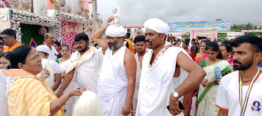 ಪಂಚಕಲ್ಯಾಣಿಕದ 5ನೇ ದಿನವಾದ ಮಂಗಳವಾರ ಆದಿನಾಥ ತೀರ್ಥಂಕರರನ್ನು ತಪಸ್ಸಿಗೆ ತೆರಳುವ ಮೊದಲಿಗೆ ಆಹಾರ ದಾನಕ್ಕೆ ಕರೆದುಕೊಂಡು ಹೋಗುವ ದೃಶ್ಯ