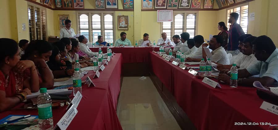 ರಾಮನಗರ ತಾಲ್ಲೂಕಿನ ಬಿಡದಿ ಪುರಸಭೆಯ ಸಾಮಾನ್ಯ ಸಭೆಯು ಅಧ್ಯಕ್ಷ ಹರಿಪ್ರಸಾದ್ ಅಧ್ಯಕ್ಷತೆಯಲ್ಲಿ ಬುಧವಾರ ನಡೆಯಿತು. ಶಾಸಕ ಎಚ್‌.ಸಿ. ಬಾಲಕೃಷ್ಣ, ಮುಖ್ಯಾಧಿಕಾರಿ ರಮೇಶ್, ಸದಸ್ಯರು ಹಾಗೂ ಅಧಿಕಾರಿಗಳು ಇದ್ದಾರೆ