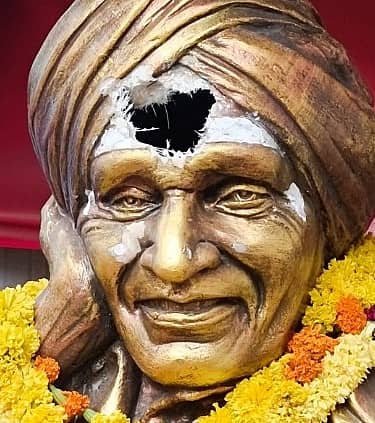 <div class="paragraphs"><p>ಆರೋಪಿ ಕೃತ್ಯದಿಂದ ವಿರೂಪಗೊಂಡಿರುವ ಶಿವಕುಮಾರ ಸ್ವಾಮೀಜಿ ಪುತ್ಥಳಿ&nbsp;</p></div>