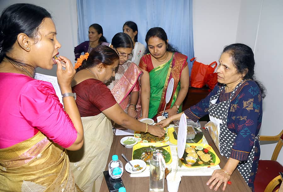 ಶಿವಮೊಗ್ಗದ ಜಂಟಿ ಕೃಷಿ ನಿರ್ದೇಶಕರ ಕಚೇರಿಯಲ್ಲಿ ಶುಕ್ರವಾರ ನಡೆದ ಸಿರಿಧಾನ್ಯಗಳ ಅಡುಗೆ ತಯಾರಿ ಸ್ಪರ್ಧೆಯಲ್ಲಿ ತೀರ್ಪುಗಾರರೊಬ್ಬರು ಖಾದ್ಯದ ಸವಿ ಪರೀಕ್ಷಿಸಿದರು