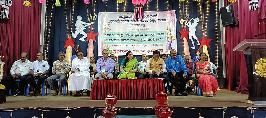ಮಡಿಕೇರಿಯ ಸಂತ ಮೈಕಲರ ಶಾಲೆಯಲ್ಲಿ ಶುಕ್ರವಾರ ಜಿಲ್ಲಾಡಳಿತ, ಜಿಲ್ಲಾ ಪಂಚಾಯಿತಿ, ಶಾಲಾ ಶಿಕ್ಷಣ ಇಲಾಖೆ ವತಿಯಿಂದ ಆಯೋಜಿಸಿದ್ದ ಕೊಡಗು ಜಿಲ್ಲಾ ಮಟ್ಟದ ಪ್ರತಿಭಾ ಕಾರಂಜಿ ಮತ್ತು ಕಲೋತ್ಸವ ಉದ್ಘಾಟನಾ ಕಾರ್ಯಕ್ರಮದಲ್ಲಿ ಹೆಚ್ಚುವರಿ ಜಿಲ್ಲಾಧಿಕಾರಿ ಆರ್.ಐಶ್ವರ್ಯ ಭಾಗವಹಿಸಿದ್ದರು