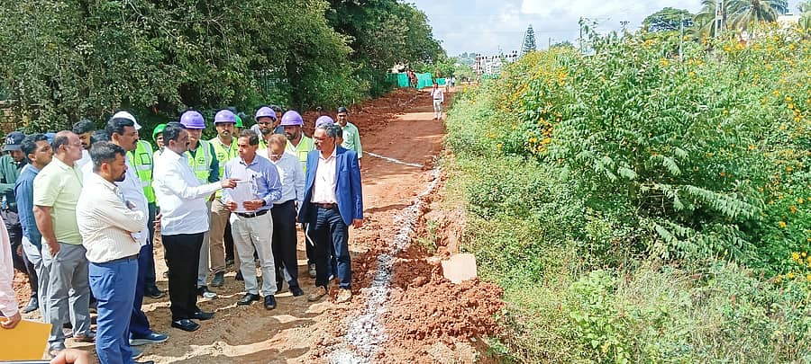 ಮೇದರಹಳ್ಳಿ ರೈಲ್ವೆ ಗೇಟ್ ಪಕ್ಕದಲ್ಲಿ ಸ್ಥಗಿತಗೊಂಡಿರುವ ಅಂಡರ್‌ಪಾಸ್‌ ನಿರ್ಮಾಣ ಕಾಮಗಾರಿ ಸ್ಥಳವನ್ನು ಶಾಸಕ ಎಸ್. ಮುನಿರಾಜು ಪರಿಶೀಲಿಸಿದರು
