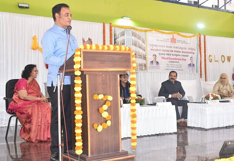 ಬೆಂಗಳೂರು ವಿಶ್ವವಿದ್ಯಾಲಯದ ಮಹಿಳಾ ಕಾಲೇಜಿನ ಸಂಸ್ಥಾಪನಾ ದಿನಾಚರಣೆಯಲ್ಲಿ ಶಾಸಕ ಡಾ.ಸಿ.ಎನ್.ಅಶ್ವತ್ಥನಾರಾಯಣ ಮಾತನಾಡಿದರು. ಕುಲಪತಿ ಲಿಂಗರಾಜ ಗಾಂಧಿ, ಯು.ಟಿ.ಫರ್ಜಾನಾ ಪಾಲ್ಗೊಂಡಿದ್ದರು. 
