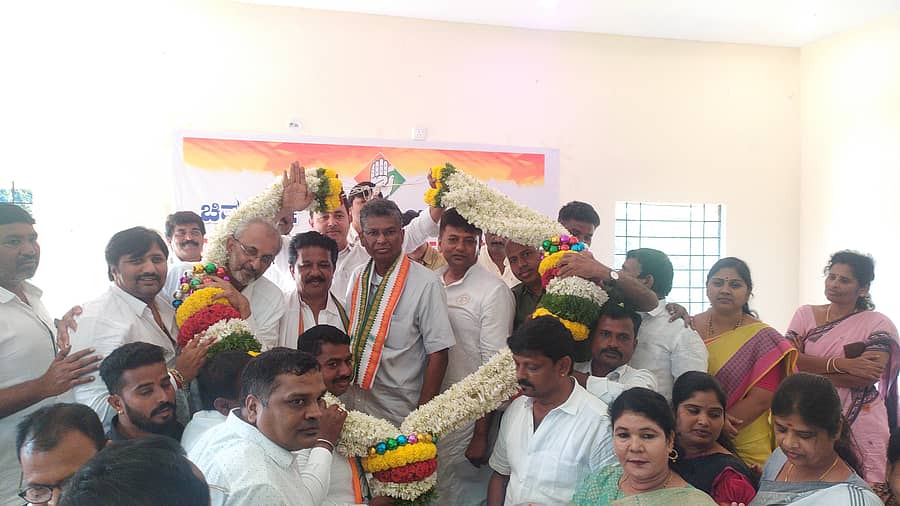 ಚಿತ್ರದುರ್ಗದ ಜಿಲ್ಲಾ ಕಾಂಗ್ರೆಸ್‌ ಕಚೇರಿಗೆ ಆಗಮಿಸಿದ ಸಚಿವ ಸತೀಶ್‌ ಜಾರಕಿಹೊಳಿ ಅವರನ್ನು ಕಾಂಗ್ರೆಸ್‌ ಮುಖಂಡರು ಸ್ವಾಗತಿಸಿದರು