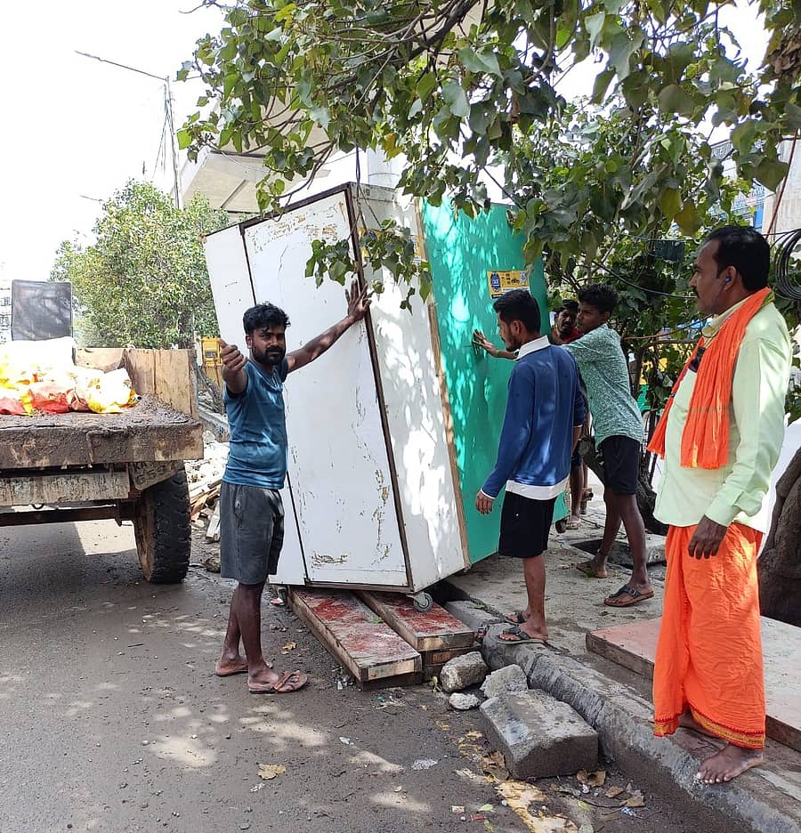 ಮಹದೇವಪುರ ವಲಯದಲ್ಲಿ ಪಾದಚಾರಿ ಮಾರ್ಗದಲ್ಲಿ ಶೆಡ್‌ಗಳನ್ನು ತೆರವು ಮಾಡಲಾಯಿತು