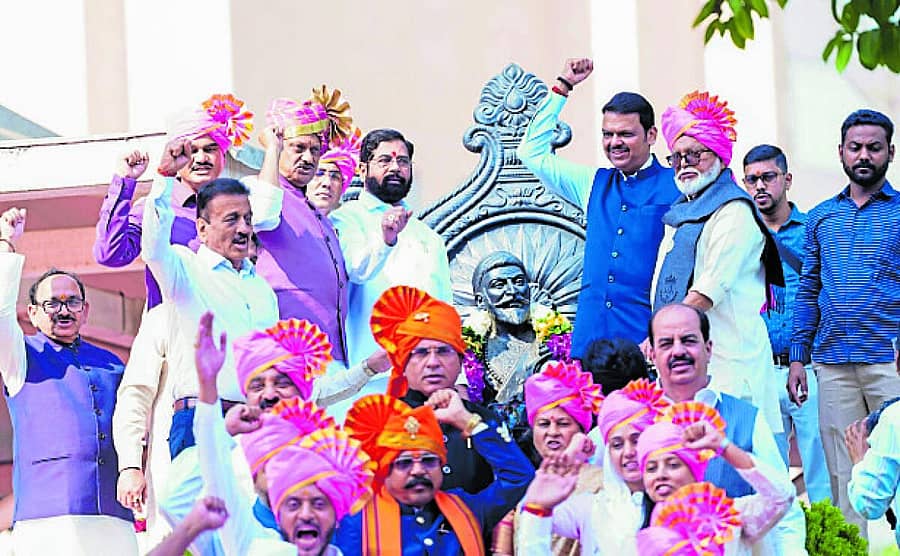 <div class="paragraphs"><p>ಮುಖ್ಯಮಂತ್ರಿ ದೇವೇಂದ್ರ ಫಡಣವೀಸ್‌, ಉಪಮುಖ್ಯಮಂತ್ರಿಗಳಾದ ಏಕನಾಥ ಶಿಂದೆ, ಅಜಿತ್‌ ಪವಾರ್‌ ಸೇರಿದಂತೆ ‘ಮಹಾಯುತಿ’ ಶಾಸಕರು ಛತ್ರಪತಿ ಶಿವಾಜಿ ಮಹಾರಾಜರ ಪುತ್ಥಳಿಗೆ ಶನಿವಾರ ಗೌರವ ಸಲ್ಲಿಸಿದರು&nbsp; –ಪಿಟಿಐ ಚಿತ್ರ</p></div>