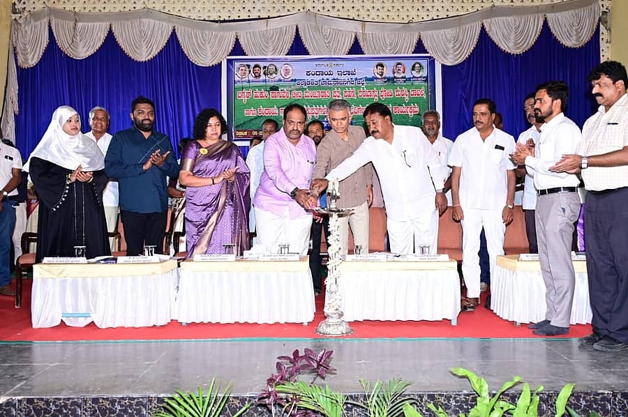 ಗುಂಡ್ಲುಪೇಟೆ ಪಟ್ಟಣದ ಗುರುಭವನದಲ್ಲಿ ಬಗರ್ ಹುಕುಂ ಸಾಗುವಳಿ ಚೀಟಿ ವಿತರಣೆ, ಪಹಣಿ ಪತ್ರಿಕೆ, ಪೆÇೀಡಿ ದಾಖಲೆ ಮತ್ತು ಕಂದಾಯ ಗ್ರಾಮಗಳ ಹಕ್ಕು ಪತ್ರ ವಿತರಣಾ ಕಾರ್ಯಕ್ರಮವನ್ನು ಕಂದಾಯ ಸಚಿವ ಕೃಷ್ಣ ಬೈರೇಗೌಡ ಉದ್ಘಾಟಿಸಿದರು.