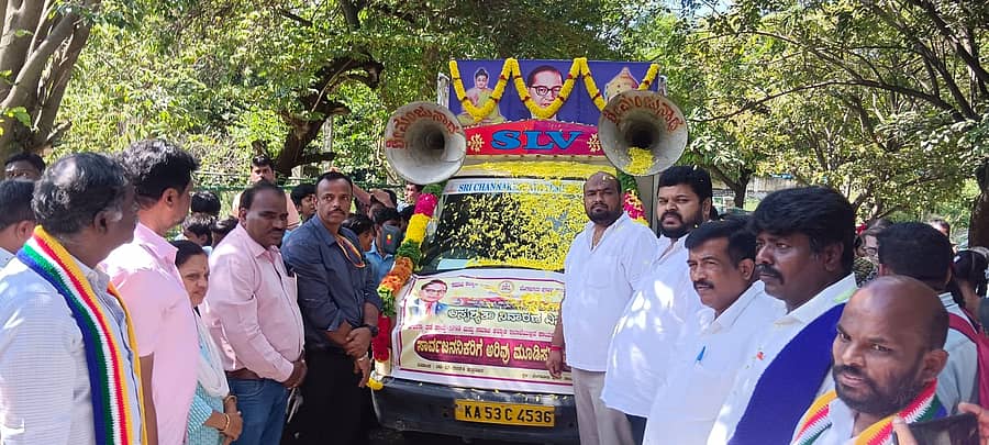 ಪೂರ್ವ ತಾಲ್ಲೂಕು ತಹಶಿಲ್ದಾರ್ ರಾಜೀವ್ ಅವರು ಜಾಗೃತಿ ಜಾಥಾಕ್ಕೆ ಚಾಲನೆ ನೀಡಿದರು. ಡಾ.ಬಿ.ಆರ್..ಅಂಬೇಡ್ಕರ್ ಪ್ರಚಾರ ಸಮಿತಿ ಸಂಸ್ಥಾಪಕ ಅಧ್ಯಕ್ಷ ಡಾ.ಅರುಣ್ ಇದ್ದರು.
