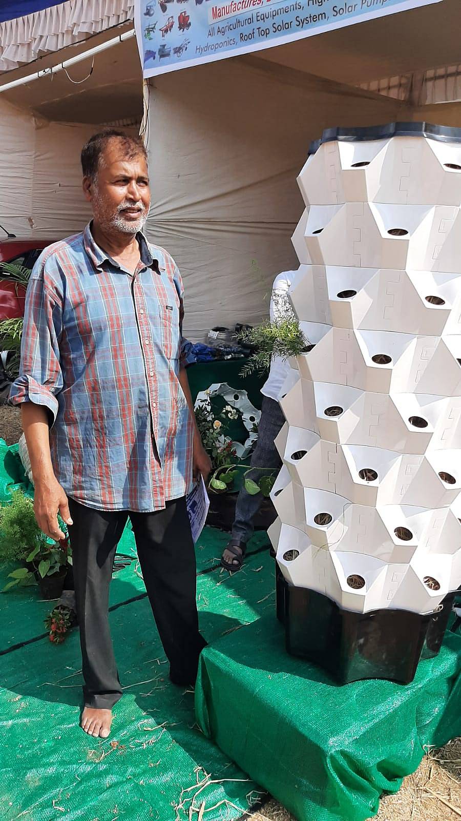 ರಾಯಚೂರಿನ ಕೃಷಿ ವಿಜ್ಞಾನಗಳ ವಿಶ್ವವಿದ್ಯಾಲಯದ ಆವರಣದಲ್ಲಿ ನಡೆಯುತ್ತಿರುವ ಕೃಷಿ ಮೇಳದಲ್ಲಿ ಪ್ರದರ್ಶನಕ್ಕೆ ಇಡಲಾದ ಮನೆಯಲ್ಲೇ ತರಕಾರಿ ಬೆಳೆಯಬಹುದಾದ ಘಟಕದೊಂದಿಗೆ ಶಂಕರ ವಾಘಮಾರೆ