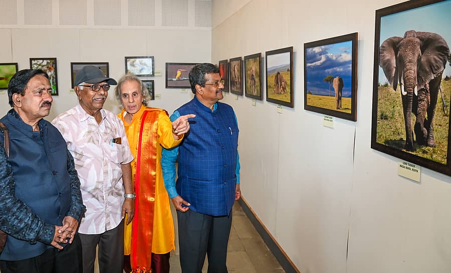 ರುದ್ರಪಟ್ಟಣಂ ಎಸ್. ರಮಾಕಾಂತ ಅವರು ವನ್ಯಜೀವಿಗಳ ಛಾಯಾಚಿತ್ರಗಳ ಕುರಿತು ಸಿ.ಆರ್‌. ಸತ್ಯನಾರಾಯಣ, ವನ್ಯಜೀವಿ ಛಾಯಾಗ್ರಾಹಕ ಎಸ್‌.ತಿಪ್ಪೇಸ್ವಾಮಿ ಮತ್ತು ಜಿ.ಎಸ್.ಕೃಷ್ಣಮೂರ್ತಿ ಅವರಿಗೆ ವಿವರಿಸಿದರು
ಪ್ರಜಾವಾಣಿ ಚಿತ್ರ