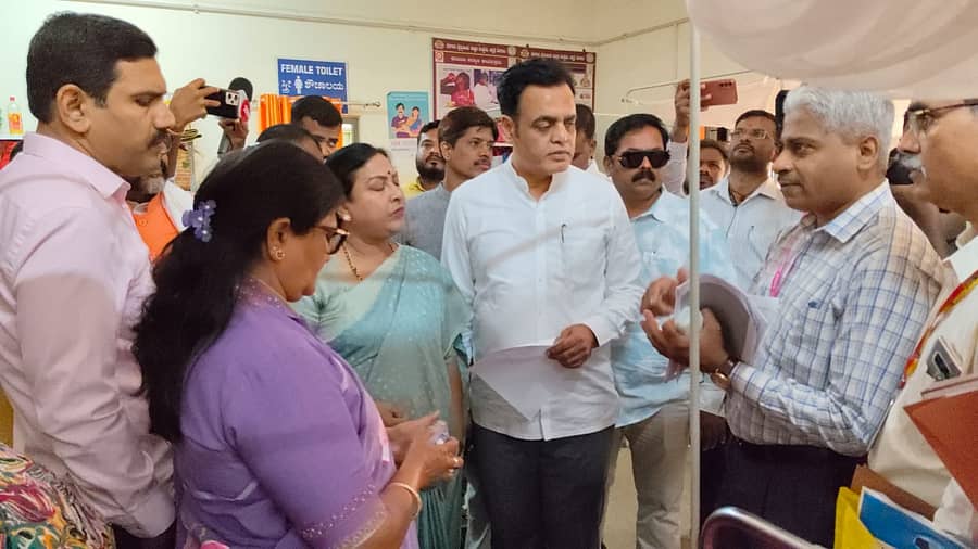 <div class="paragraphs"><p>ಬೆಳಗಾವಿ ಜಿಲ್ಲಾಸ್ಪತ್ರೆಗೆ ಸೋಮವಾರ ಭೇಟಿ ನೀಡಿದ ಬಿ.ವೈ.ವಿಜಯೇಂದ್ರ, ಡಾ.ಅಶ್ವತ್ಥನಾರಾಯಣ, ಶಶಿಕಲಾ ಜೊಲ್ಲೆ ಅಧಿಕಾರಿಗಳಿಂದ ಮಾಹಿತಿ ಪಡೆದರು</p></div>